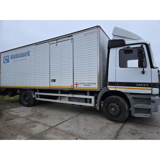 MERCEDES ACTROS 1831 4X2 CLOSED BOX