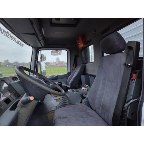 MERCEDES ACTROS 1831 4X2 CLOSED BOX