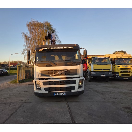 FM 300 FLATBED 4X2 PM 16 TON CRANE YEAR 2011