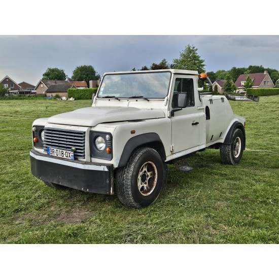 Land Rover Defender Breaking down vehicle