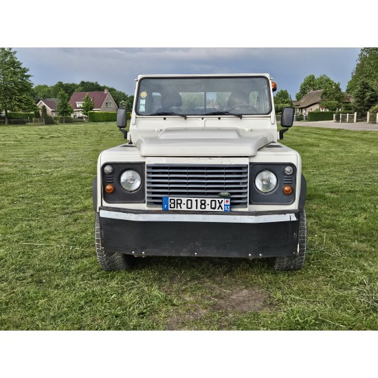 Land Rover Defender Breaking down vehicle